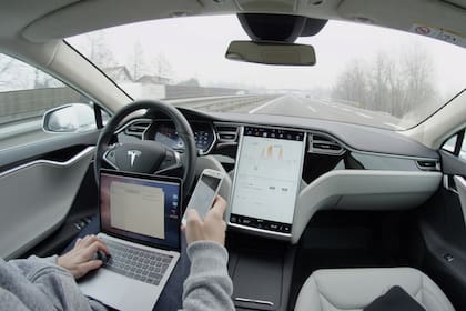 Tesla no respondió a la solicitud de comentarios y en presentaciones legales negó su responsabilidad.
