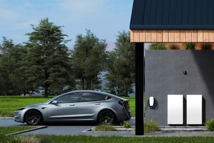 Tesla ofrece Powerwall, un sistema de batería doméstico que se carga con paneles solares o red eléctrica