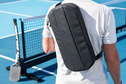 Tesla pone su tecnología en un deporte y desarrolla una raqueta de pickleball (Tesla)