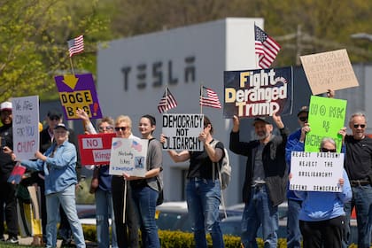 Tesla reportó una baja del 9% en sus ingresos y una caída del 71% en sus beneficios trimestrales, mientras Musk anuncia que reducirá su actividad política
