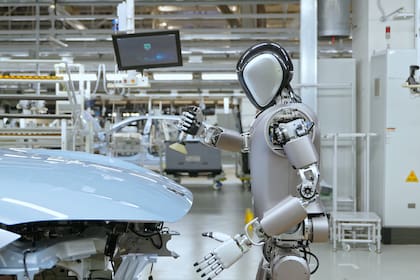 Tesla se suma al impuslo de robots humanoides para la producción de autos