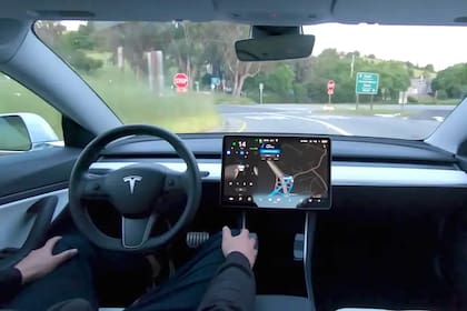 Tesla va a retirar a 362.000 autos del mercado para corregir las fallas en su sistema de conducción autónoma