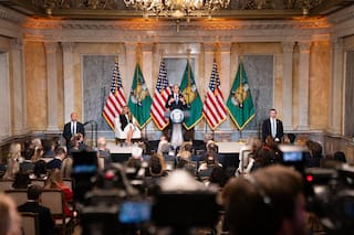 Tesoro de EE.UU. amplía normas de intercambio de datos bancarios ligadas a batida migratoria de Trump