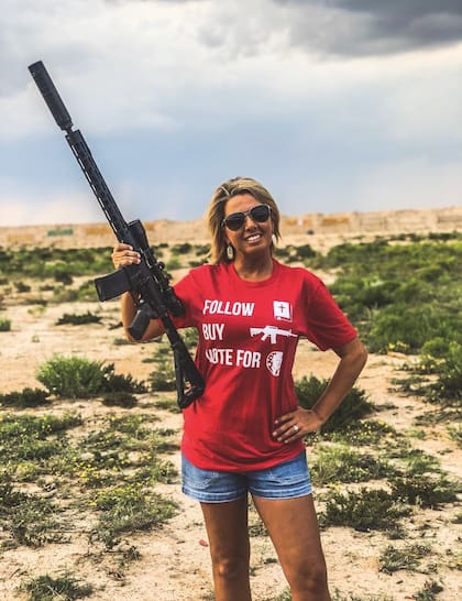 Tess Talley promocionando una de las remeras de su colección (Tess Talley)