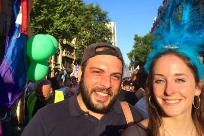 Tessa, junto a su novio, el sol y la calidez de Buenos Aires.