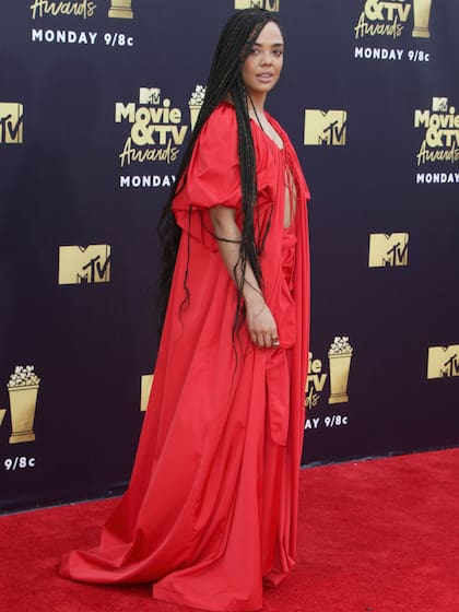 Tessa Thompson, bellísima en un tono rojo furioso