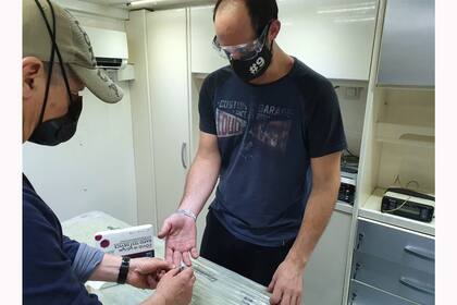 Santiago Mangoni se realiza el test de Covid-19 antes del ingreso al autódromo de San Nicolás; el balcarceño no cuenta con el presupuesto para asegurar su continuidad en el Turismo Carretera