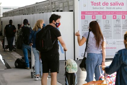 Test de saliva a turistas en el Aeropuerto de Ezeiza. Cuarentena, pandemia, Coronavirus, Covid 19.  Foto ilustrativa.