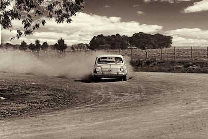Test drive. La revista Parabrisas Corsa ponía a prueba la última serie del Fiat 600 E en 1970, exigiéndolo en un polvoriento camino de tierra