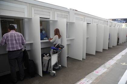 Los testeos en Ezeiza son la primera barrera para la detección temprana de la nuevas variantes de coronavirus