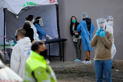 Testeos y controles en la Villa Azul, en Quilmes