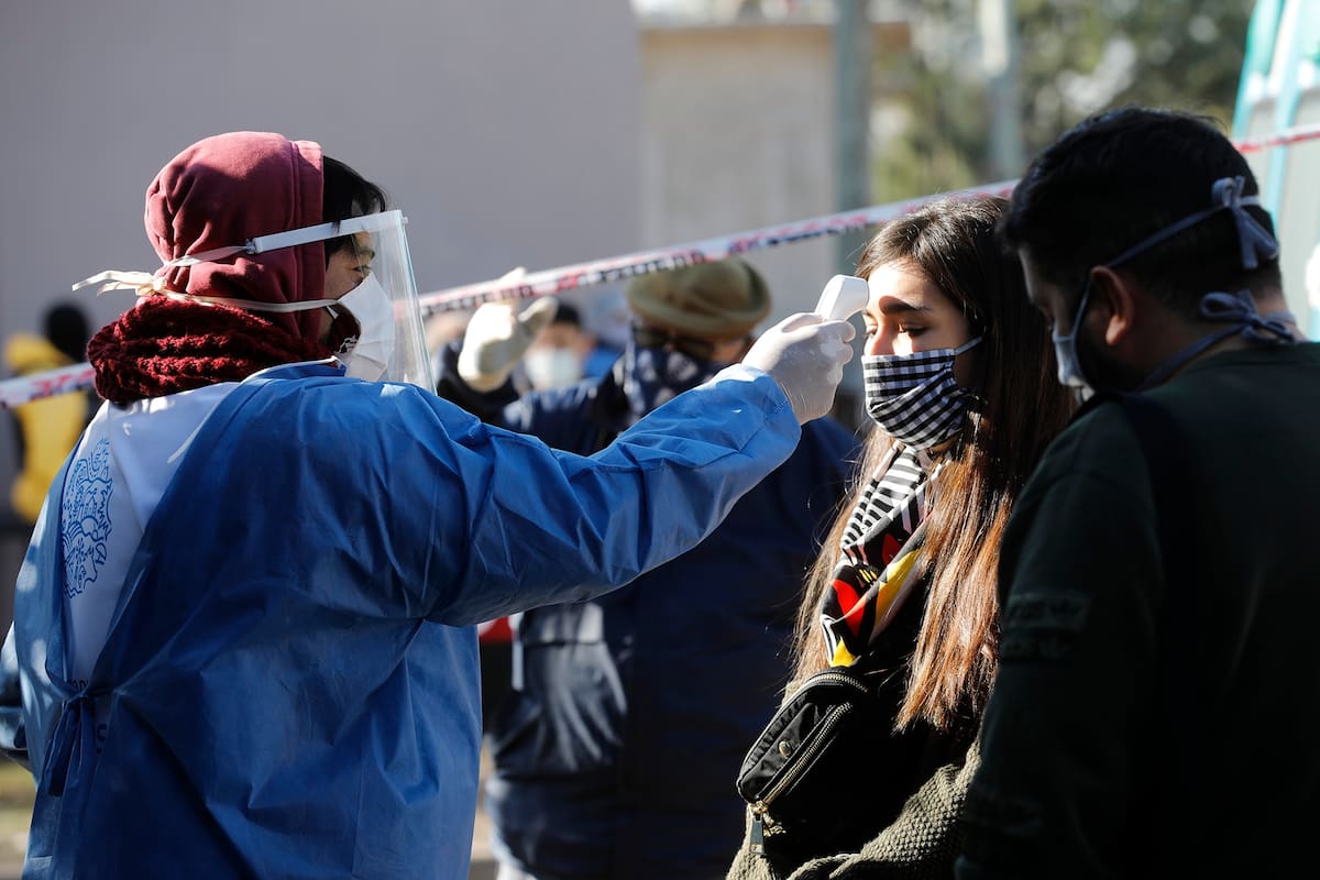 Testeos y controles en la Villa Azul, en Quilmes
