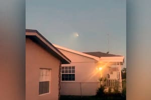 Testigos de distintos puntos de esa ciudad de Florida y alrededores se sorprendieron al presenciar el fenómeno. Qué creen que es