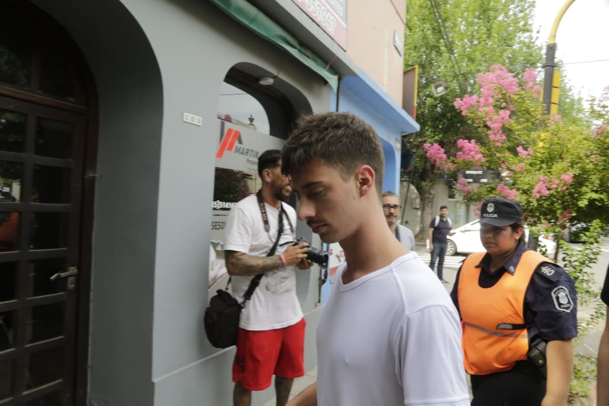 Testigos ingresan al juzgado de Dolores donde se lleva a cabo el juicio por el asesinato de Fernando Báez Sosa. Juan
Bautista Besuzzo