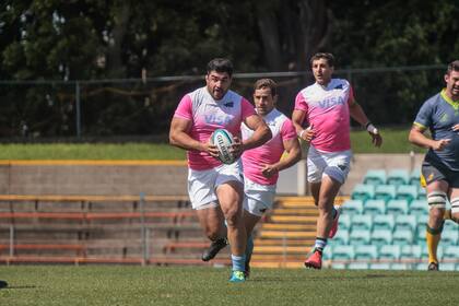 Tetaz Chaparro, en poder de la pelota en el amistoso frente a Australia XV