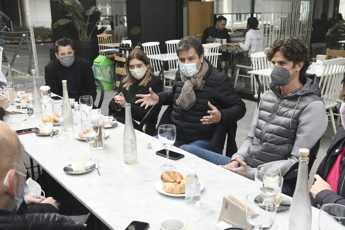 Tetaz, Tavela, Manes y Lousteau, en un bar de Vicente López