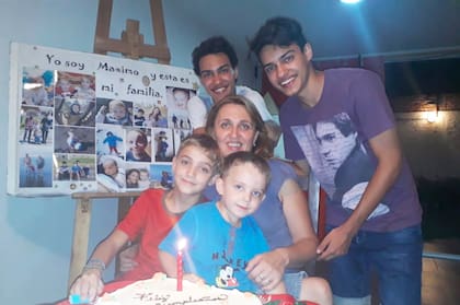 Tetyana, junto a sus cuatro hijos.