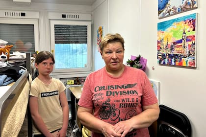 Tetyana y su nieta Mylana, en un centro de rehabilitación en Borodyanka
