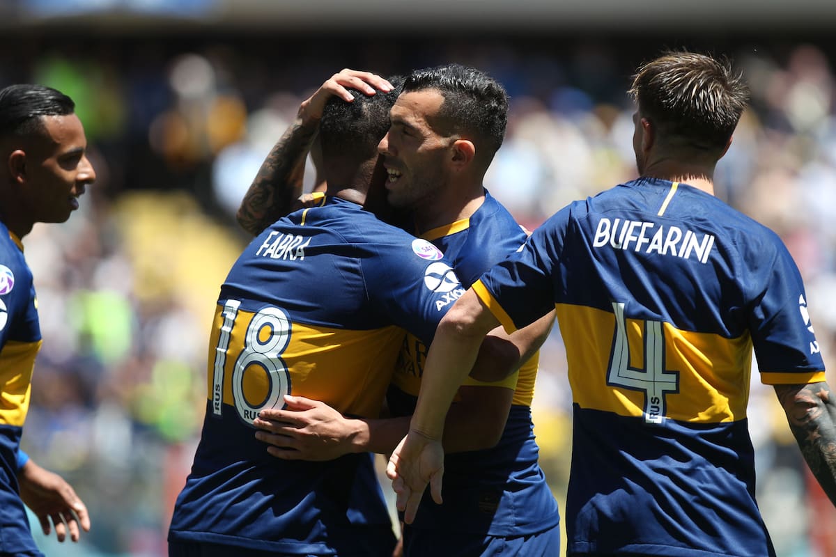 Tevez abraza a Fabra, autor del tercer gol de Boca.