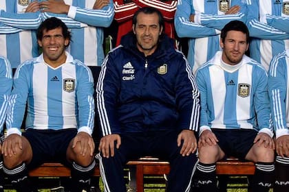 Carlos Tevez, Sergio Batista y Lionel Messi, en la foto oficial del plantel de la Argentina para disputar la Copa América 2011 en el país.