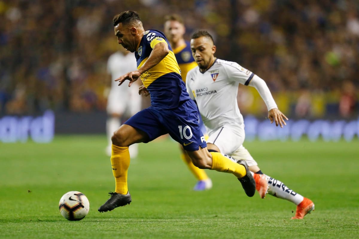 Tevez buscó varias veces por el frente de ataque de Boca