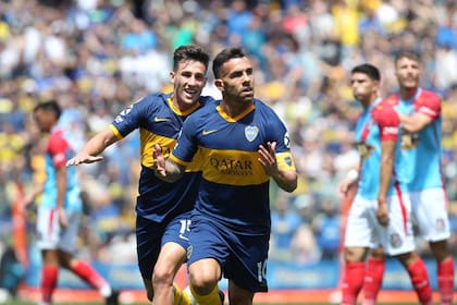 El festejo de Carlos Tevez, autor del primer gol de Boca ante Arsenal, en la Bombonera.