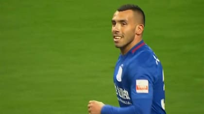 Tevez celebró su primer gol oficial en China