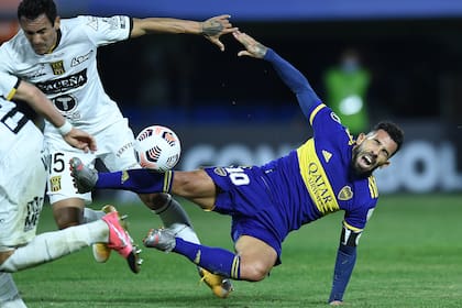 Tevez disputa un balón ante The Strongest