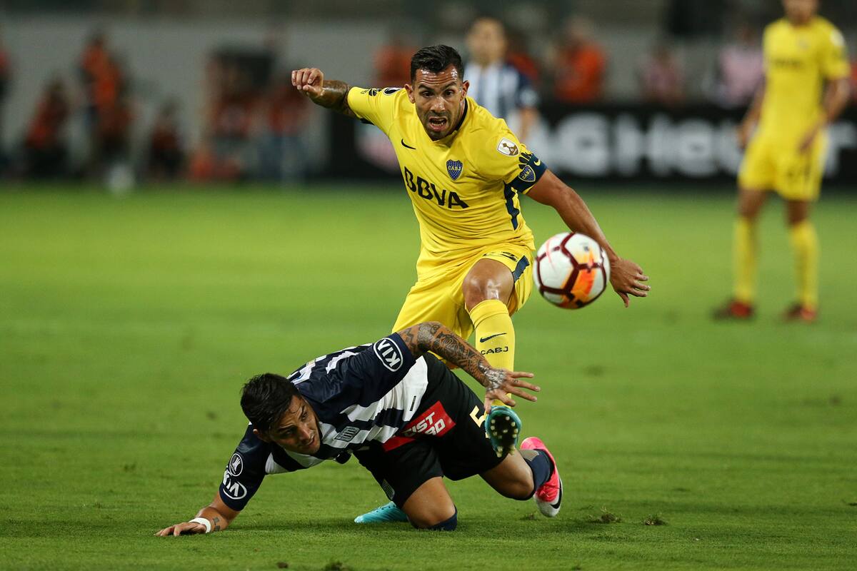 Tevez en acción, en el debut de Boca en Lima