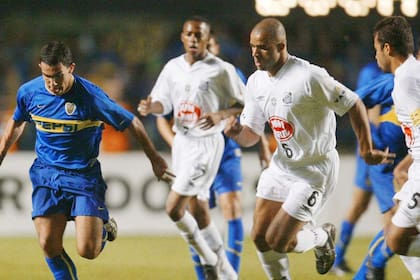Tevez en acción frente a Santos, en la final de 2003, cuando Boca fue campeón de América