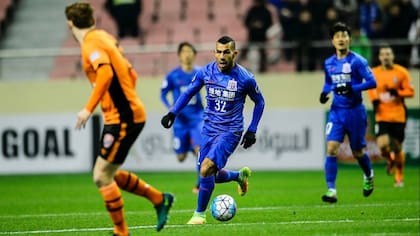 Tevez en su debut oficial con la camiseta del Shenhua Shanghai