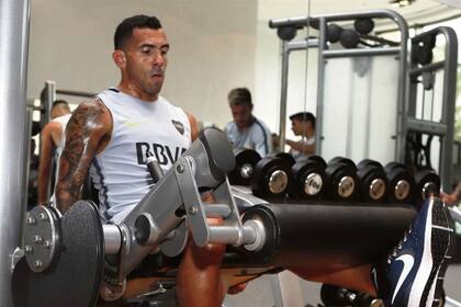 Tevez encabeza la lista de contrataciones que sigue con Ábila, Buffarini y Mas; está cerca el zaguero Gustavo Gómez