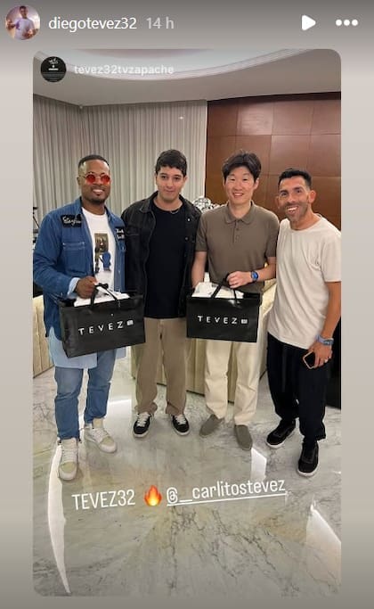 Tévez, Evra y Park-Ji sung recibieron indumentaria oficial de la marca de ropa del Apache