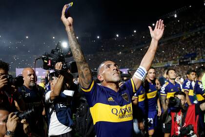 Tévez festeja el título de cara a sus hinchas y delante de sus compañeros.
