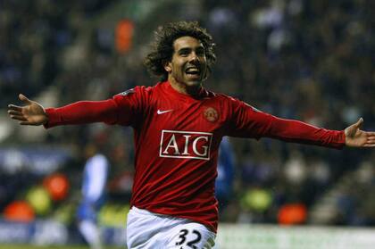 Carlos Tevez jugó en las temporadas 2007/08 y 2008/09 en Manchester United y también le dedicaron el cántico de "Argentina, Argentina" antes de que su relación con la hinchada se deteriorara con su partida al clásico rival, Manchester City