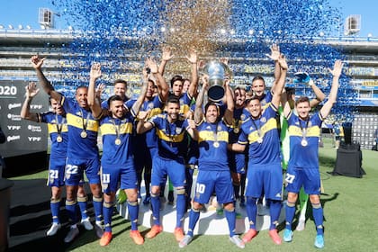 Tevez levanta el trofeo y todo Boca celebra, en la coronación por la obtención de la Superliga