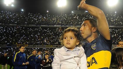 Las luces de los celulares evidencian lo especial que fue el primer retorno de Tevez: en la Bombonera no cabía un alfiler.