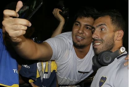 Carlos Tevez recibe el afecto de los hinchas en Barranquilla