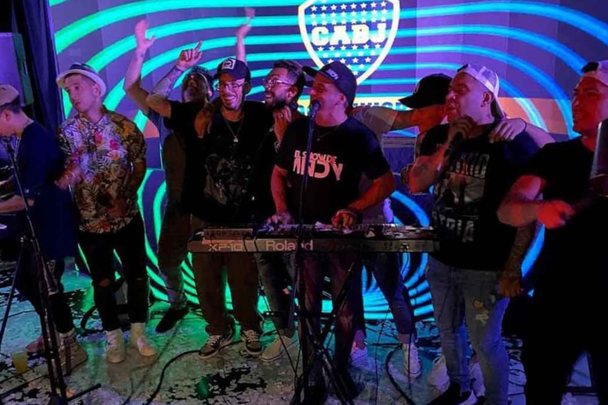 Tevez, rodeado de los integrantes de la banda de cumbia El Show de Andy, durante el cumpleaños de la hija del ídolo