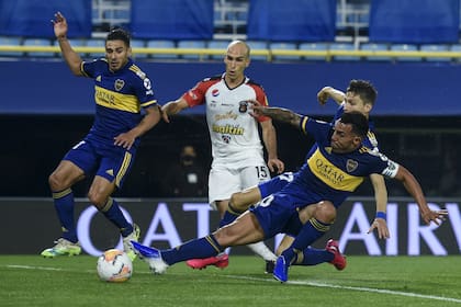 Tevez se arroja al piso para empujar el centro de Fabra; es el segundo gol de Boca ante Caracas