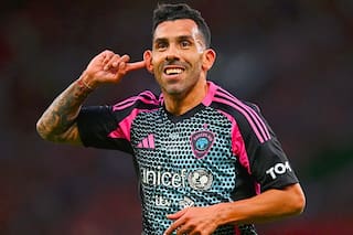 Carlos Tevez la rompió en Old Trafford: marcó cuatro goles en 14 minutos en un partido benéfico