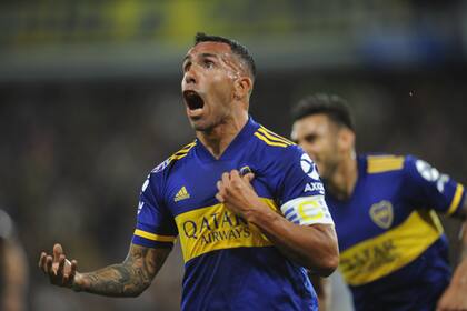 Tevez señala el escudo de Boca en el festejo de su gol. Otra vez estuvo en un gran nivel