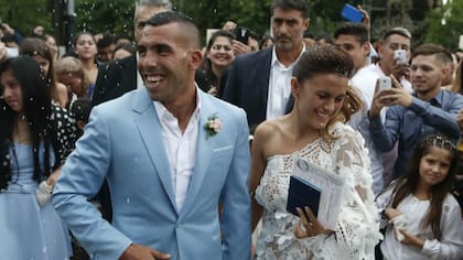 Tevez tras casarse ayer en San Isidro