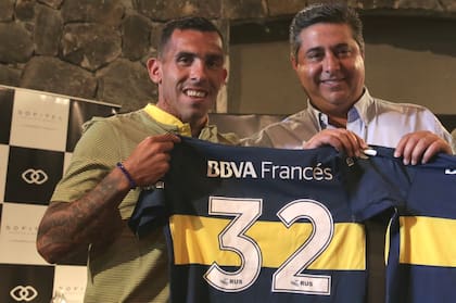 Angelici en una de las presentaciones de Carlos Tevez; el ídolo jugó en elecciones pasadas para el actual presidente de Boca