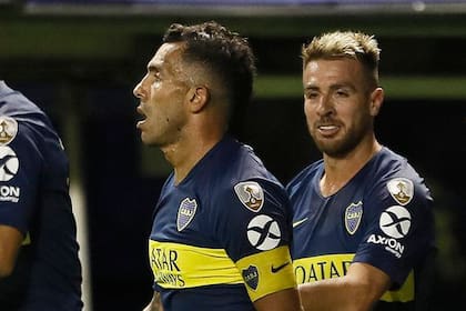 Tevez y Buffarini, dos de los futbolistas recuperados por Gustavo Alfaro en Boca