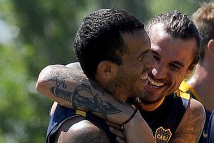 Tevez y Osvaldo, amigos adentro y afuera de la cancha