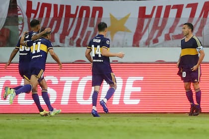 El festejo de Carlos Tevez después de su gol en Porto Alegre con la camiseta retro de Diego Armando Maradona.