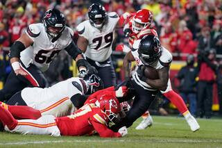 Texans frenan a Mahomes y los Chiefs en victoria 20-10 para seguir en la pelea por el Sur de la AFC