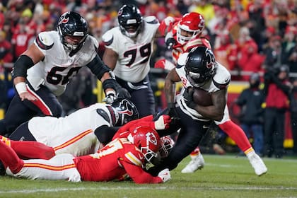 Texans frenan a Mahomes y los Chiefs en victoria 20-10 para seguir en la pelea por el Sur de la AFC