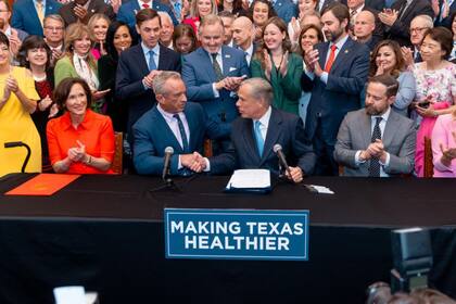 Texas dio un giro histórico en su política sanitaria con la promulgación de tres proyectos de ley bajo la legislación Make America Healthy Again (MAHA)